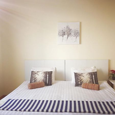 12 Greenpoint Guesthouse Cape Town Exterior photo